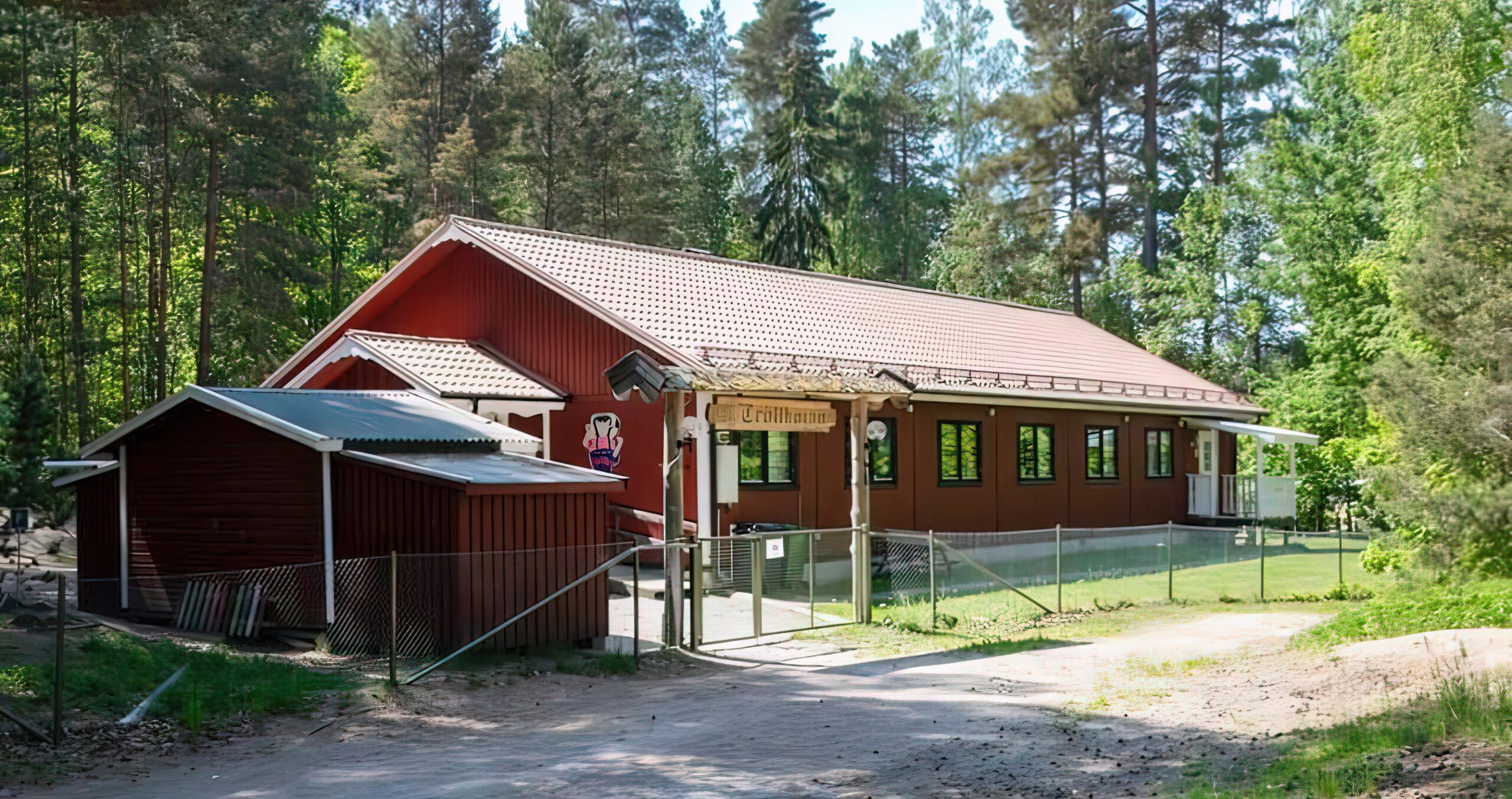 Trollkojan i Läppe, ett rött hus i skogsmiljö.